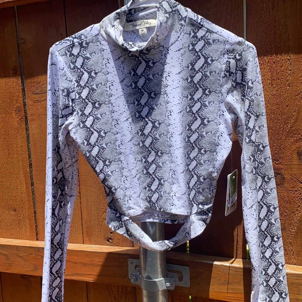 Long sleeve snake pattern fitted crop top